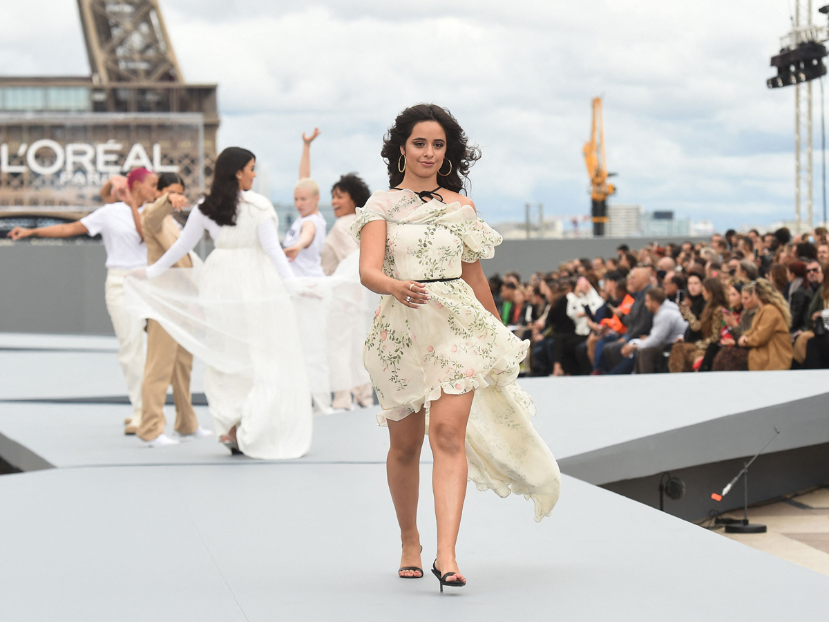 Photos : Aishwarya Rai Bachchan Stuns In White At Paris Fashion Week  - Sakshi14