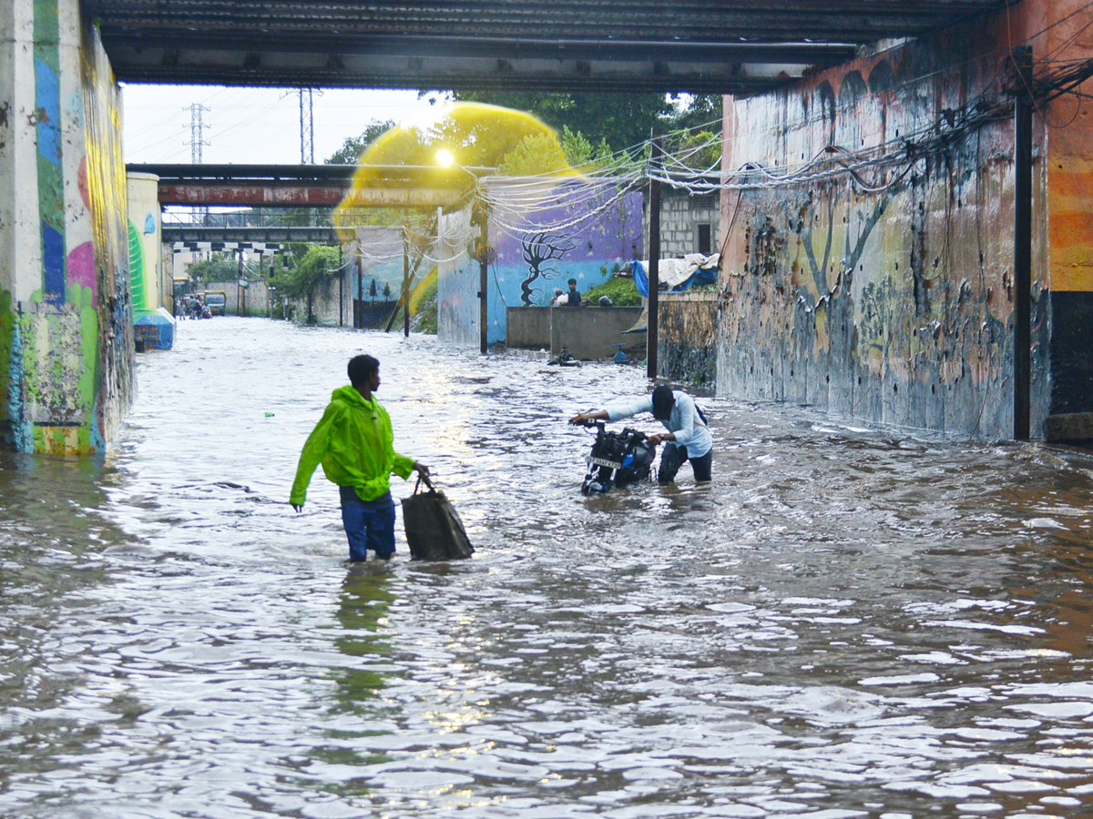 Heavy rain in vijayawada Photo Gallery - Sakshi2