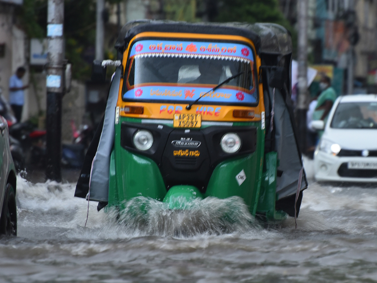 Heavy rain in vijayawada Photo Gallery - Sakshi1