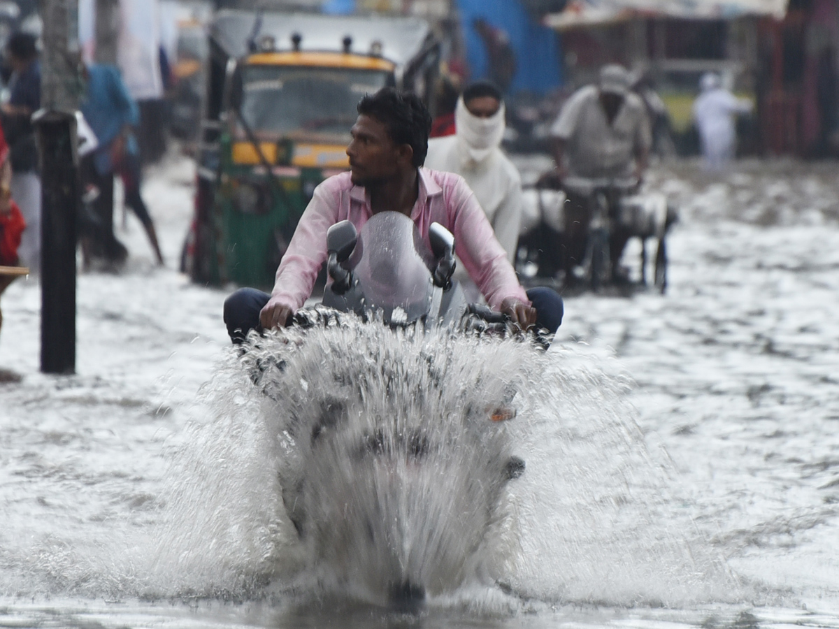 Heavy rain in vijayawada Photo Gallery - Sakshi11