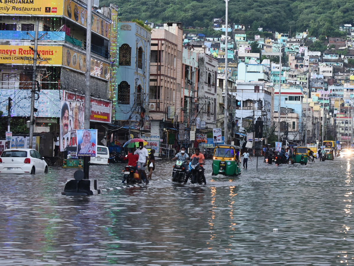 Heavy rain in vijayawada Photo Gallery - Sakshi12