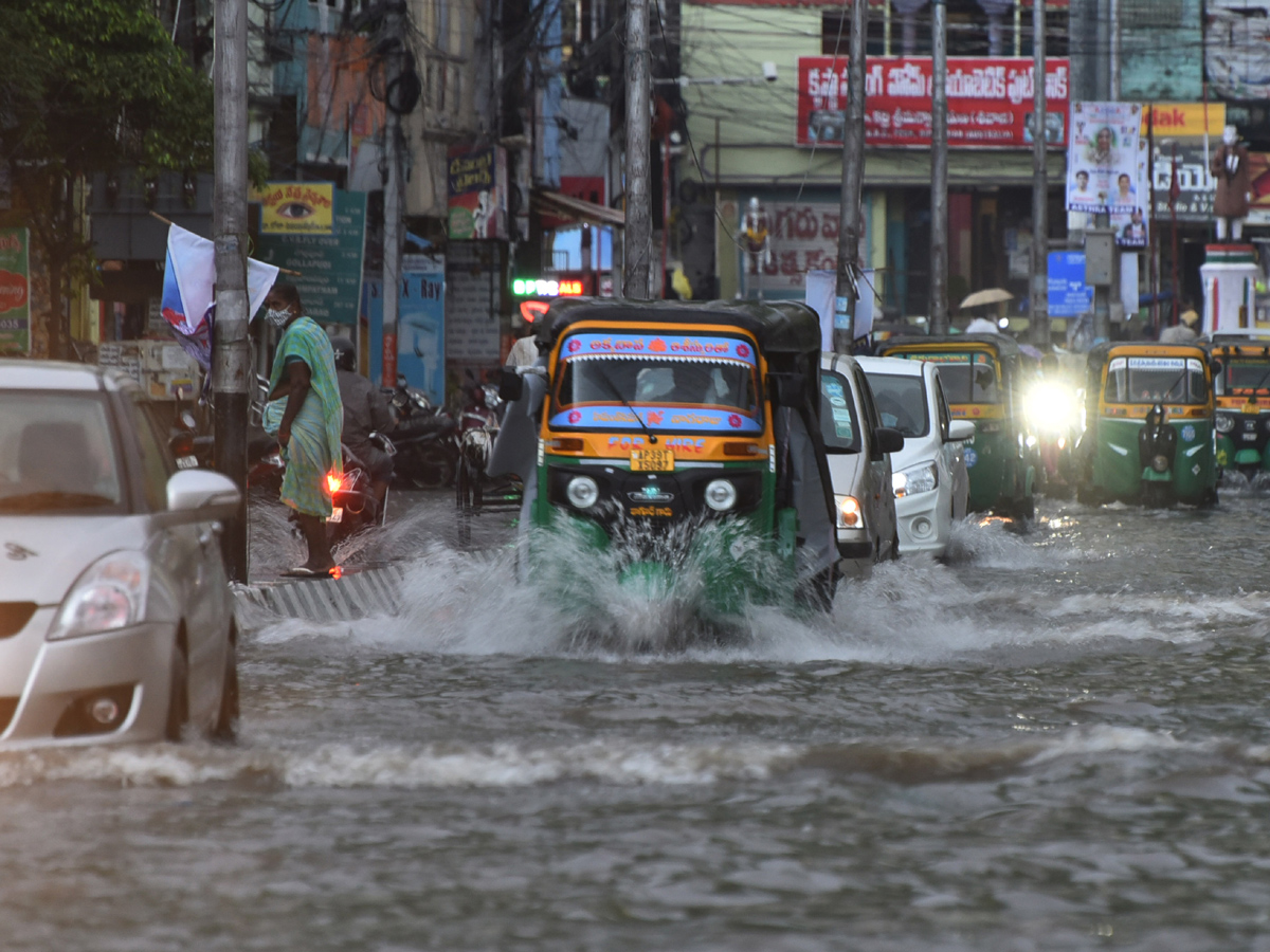 Heavy rain in vijayawada Photo Gallery - Sakshi13