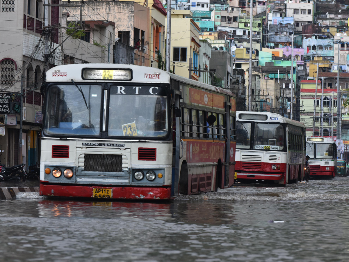 Heavy rain in vijayawada Photo Gallery - Sakshi14