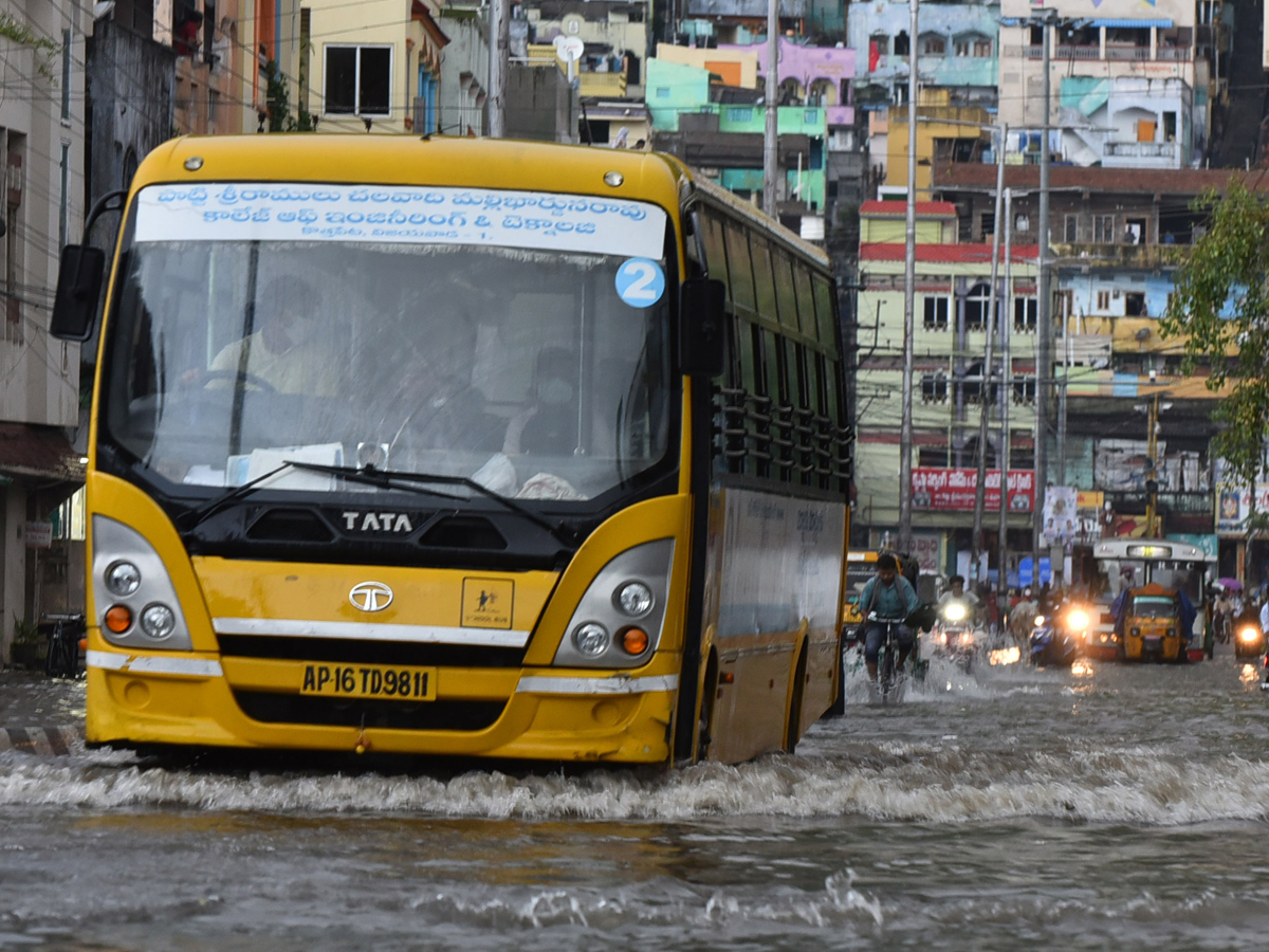 Heavy rain in vijayawada Photo Gallery - Sakshi15