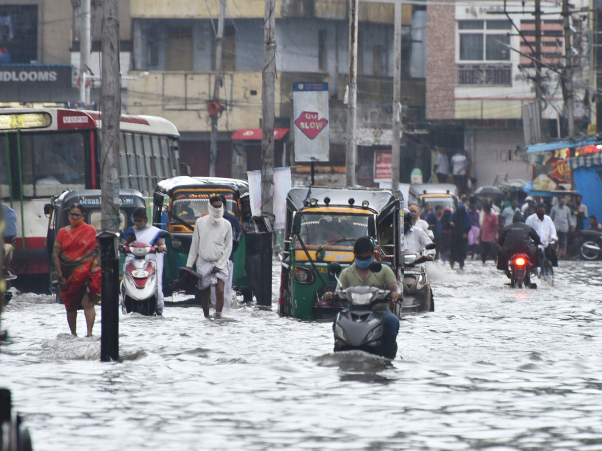 Heavy rain in vijayawada Photo Gallery - Sakshi16