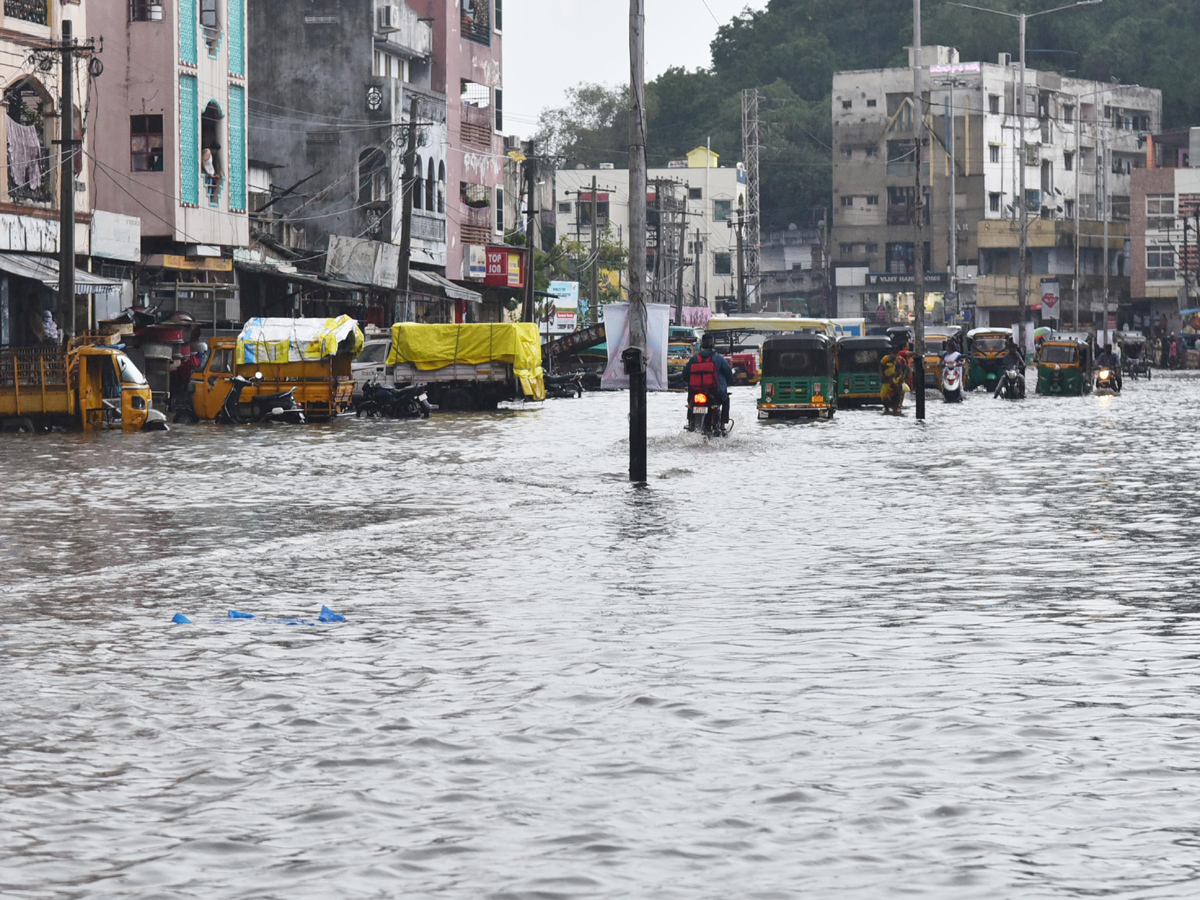 Heavy rain in vijayawada Photo Gallery - Sakshi17