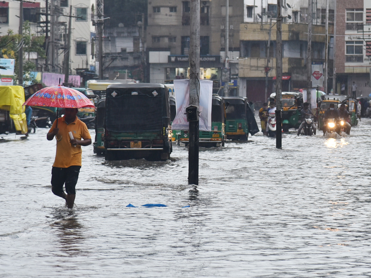 Heavy rain in vijayawada Photo Gallery - Sakshi18