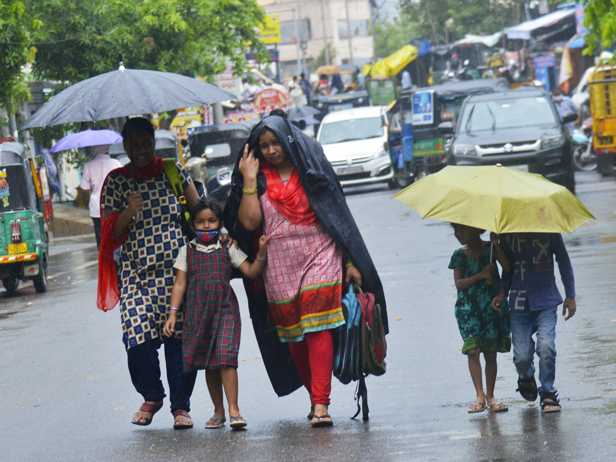 Heavy rain in vijayawada Photo Gallery - Sakshi4