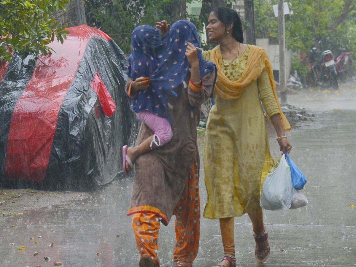 Heavy rain in vijayawada Photo Gallery - Sakshi8