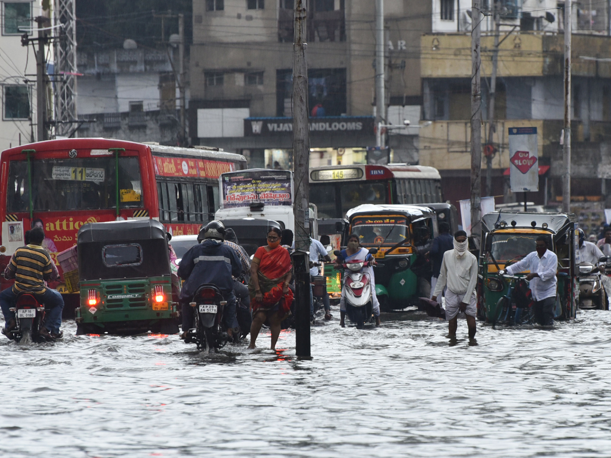 Heavy rain in vijayawada Photo Gallery - Sakshi10