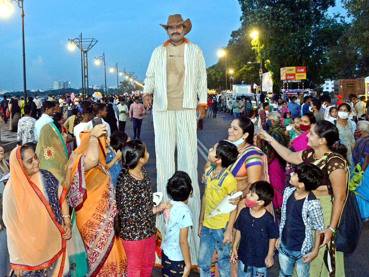 Sunday Special on Hyderabad Tank Bund Photo Gallery - Sakshi14