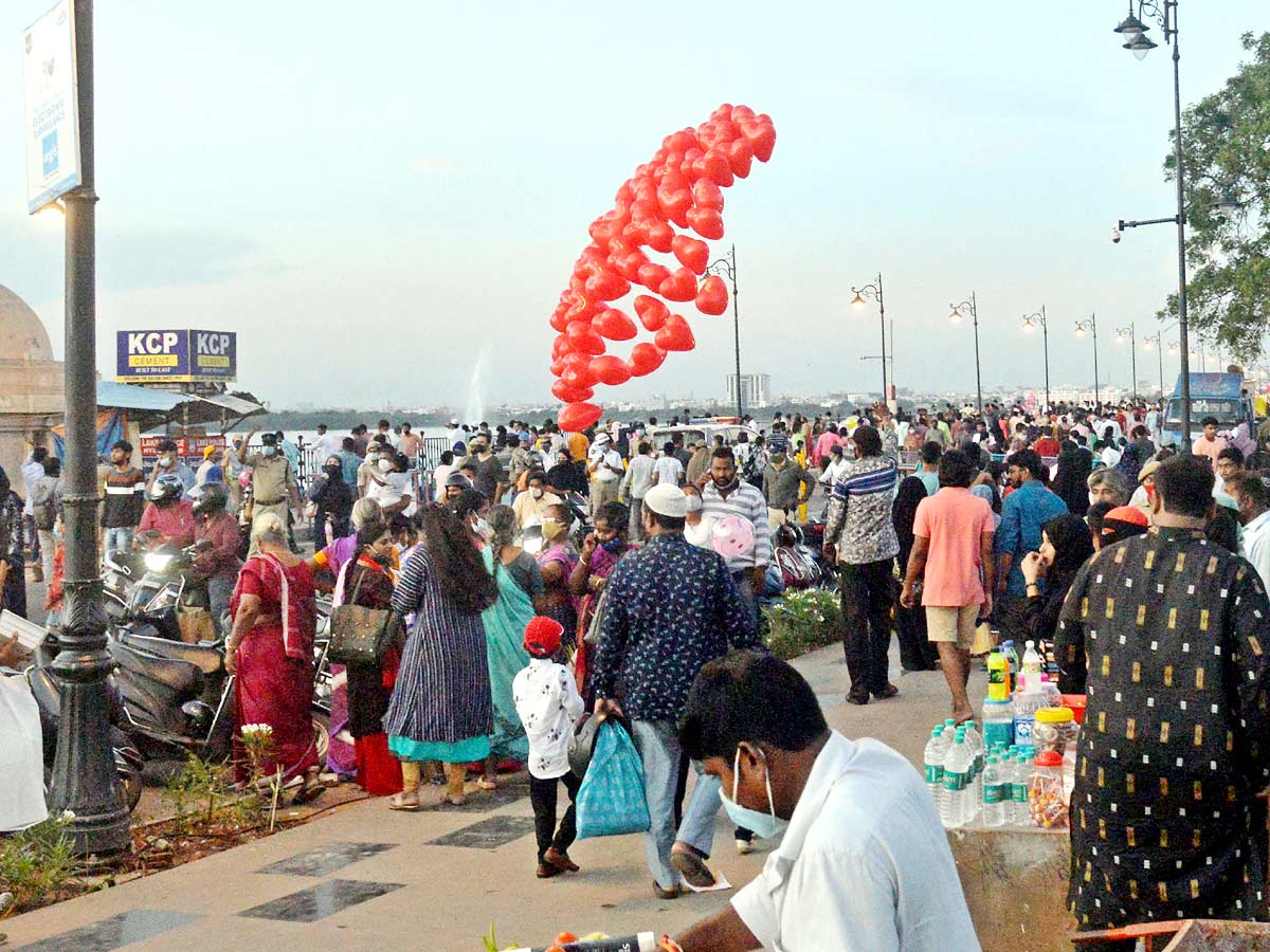 Sunday Special on Hyderabad Tank Bund Photo Gallery - Sakshi16