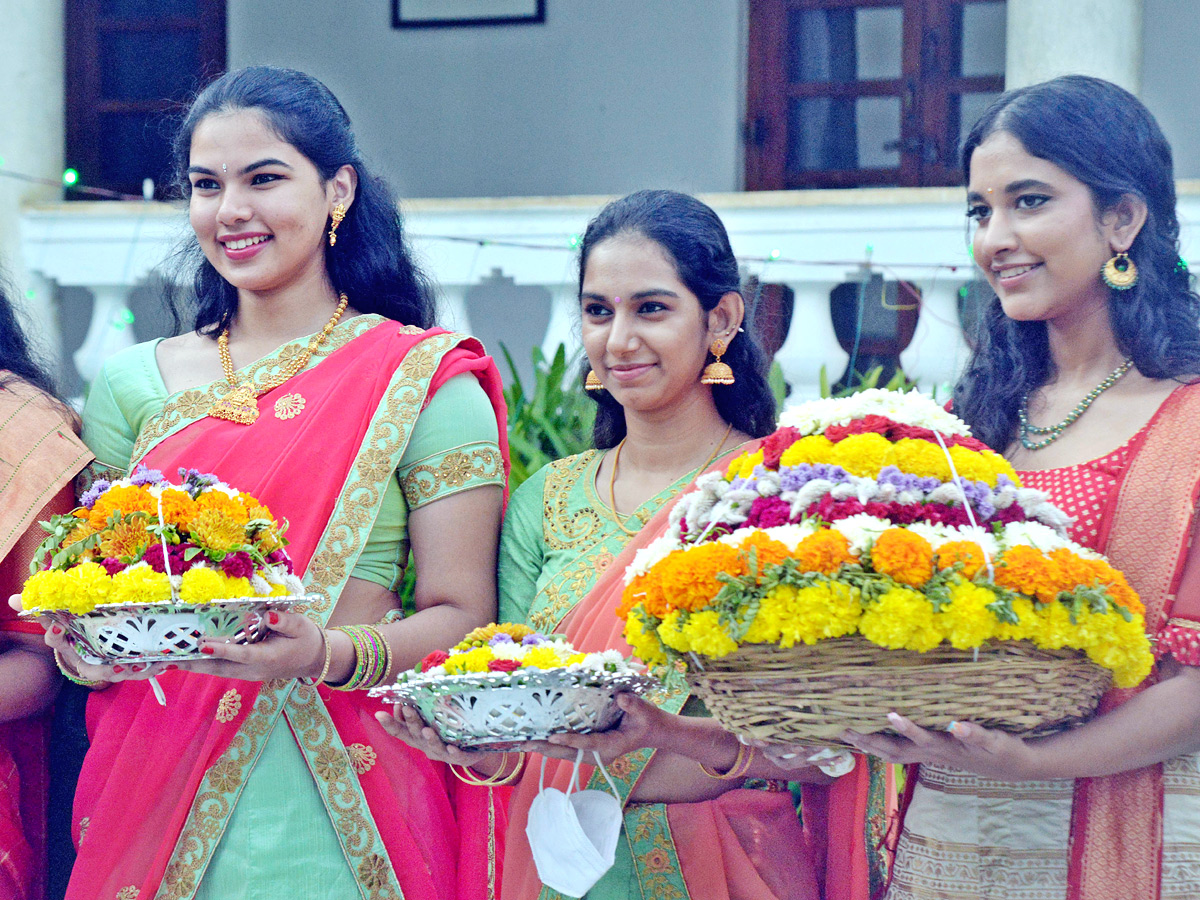 Batukamma Celebrations in Raj Bhavan Photo Gallery - Sakshi10