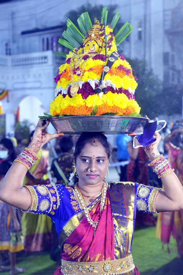 Batukamma Celebrations in Raj Bhavan Photo Gallery - Sakshi15