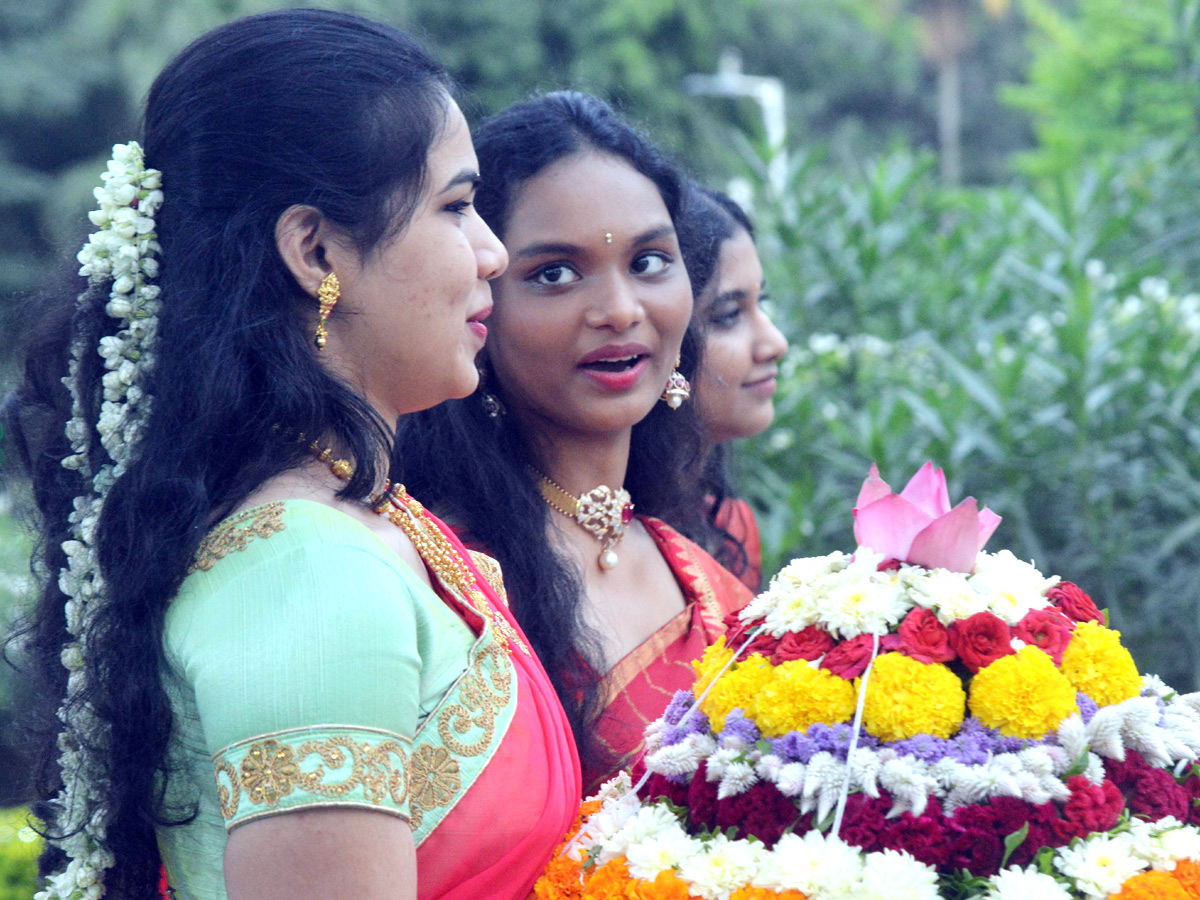 Batukamma Celebrations in Raj Bhavan Photo Gallery - Sakshi11