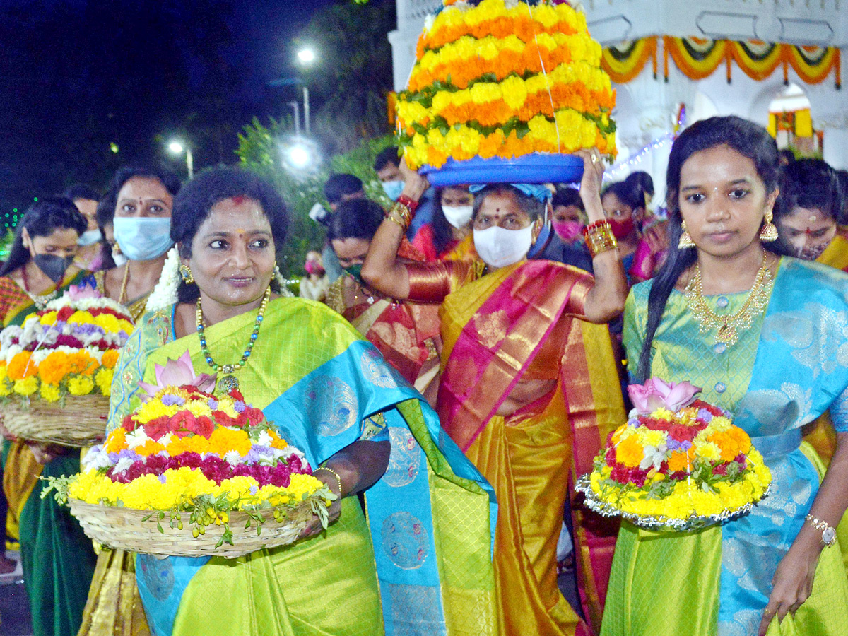 Batukamma Celebrations in Raj Bhavan Photo Gallery - Sakshi2