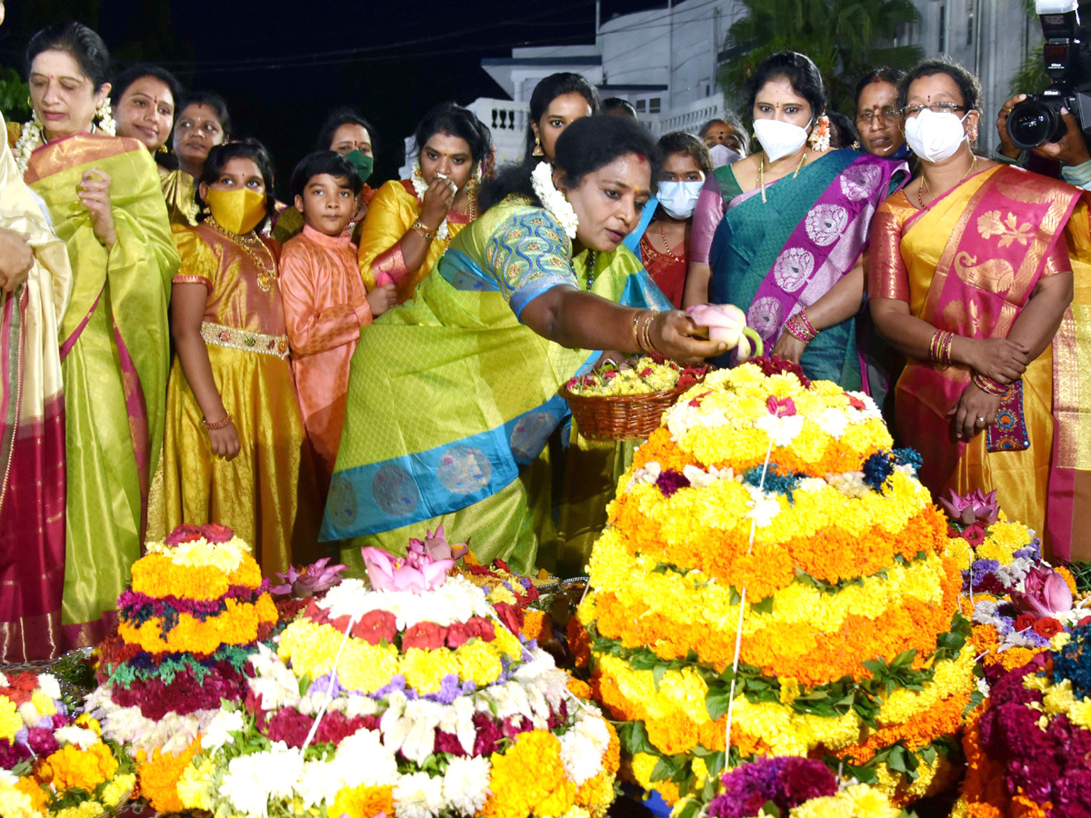 Batukamma Celebrations in Raj Bhavan Photo Gallery - Sakshi4