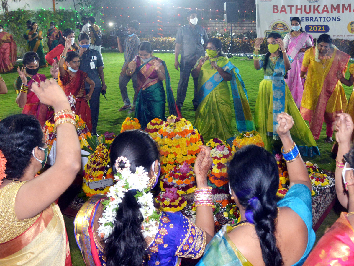 Batukamma Celebrations in Raj Bhavan Photo Gallery - Sakshi5