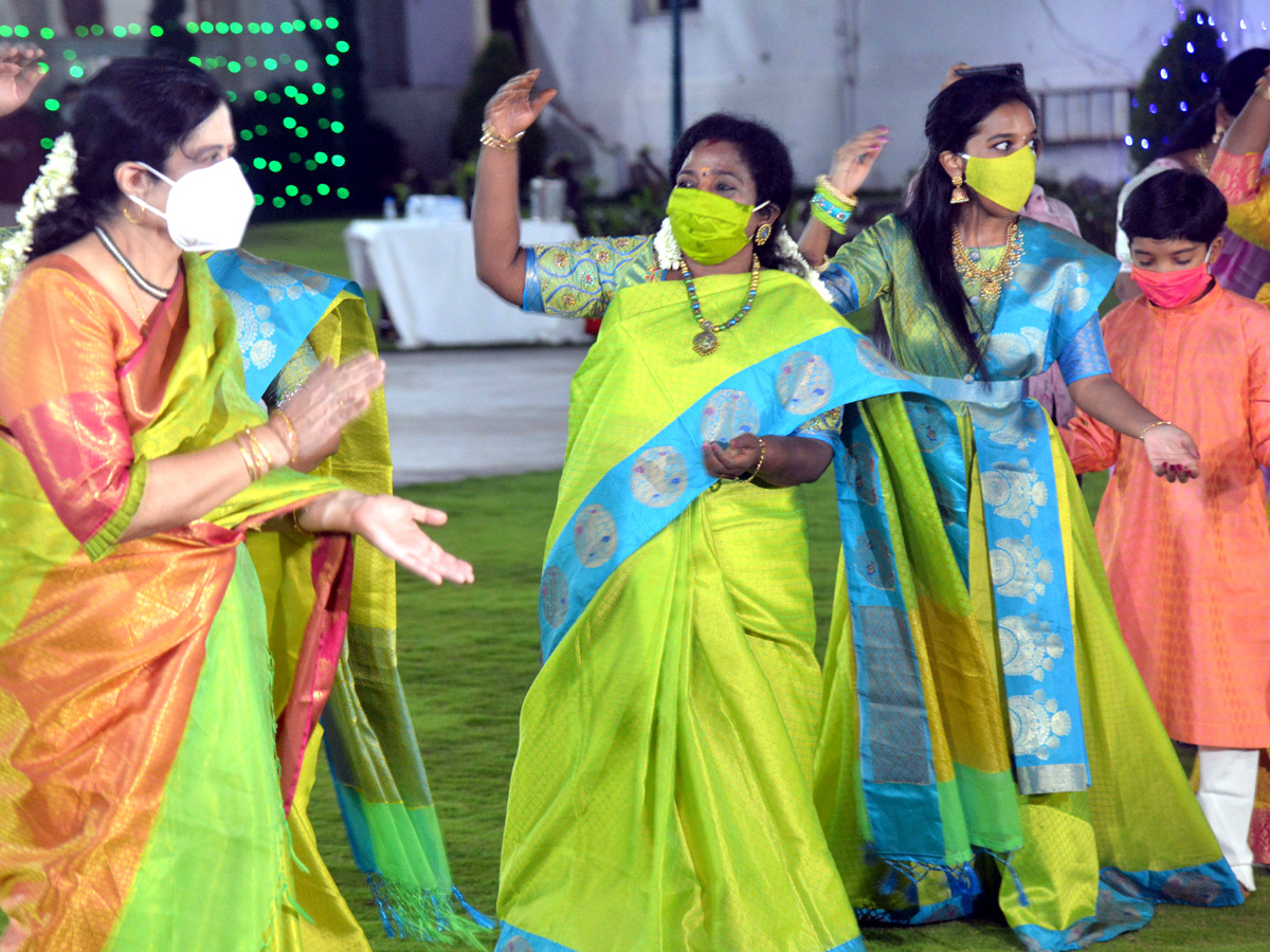 Batukamma Celebrations in Raj Bhavan Photo Gallery - Sakshi7