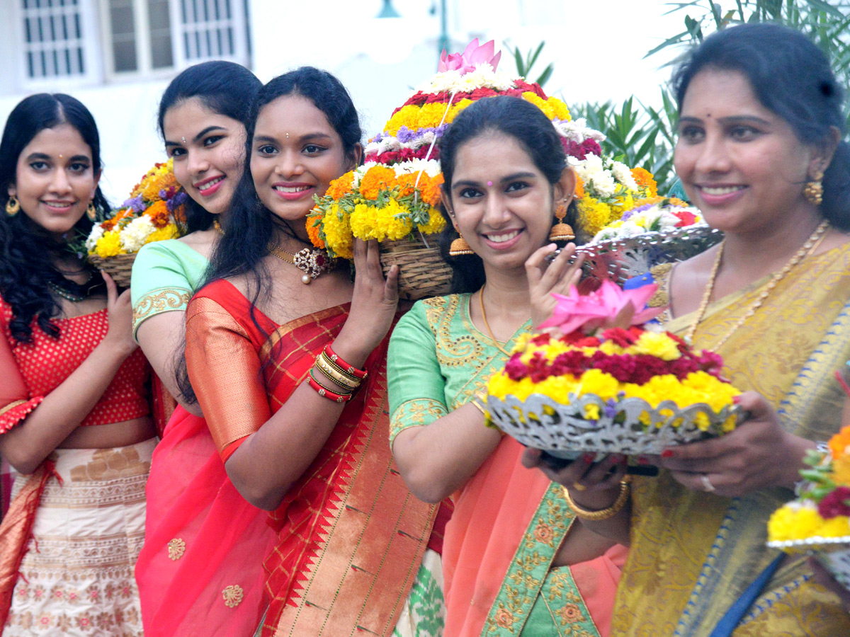 Batukamma Celebrations in Raj Bhavan Photo Gallery - Sakshi8