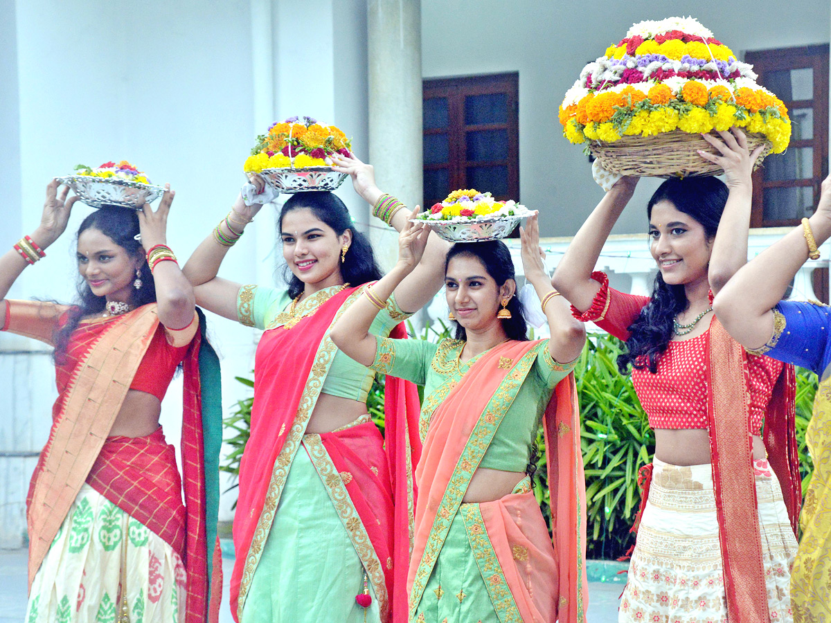 Batukamma Celebrations in Raj Bhavan Photo Gallery - Sakshi9