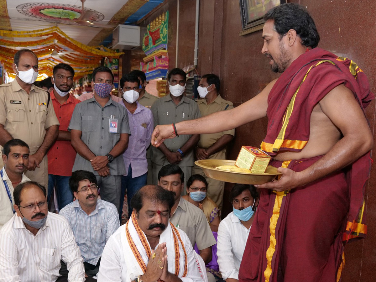 Sri Bala Tripura Sundari Devi Alankaram At Kanaka Durga Temple Photo Gallery - Sakshi11