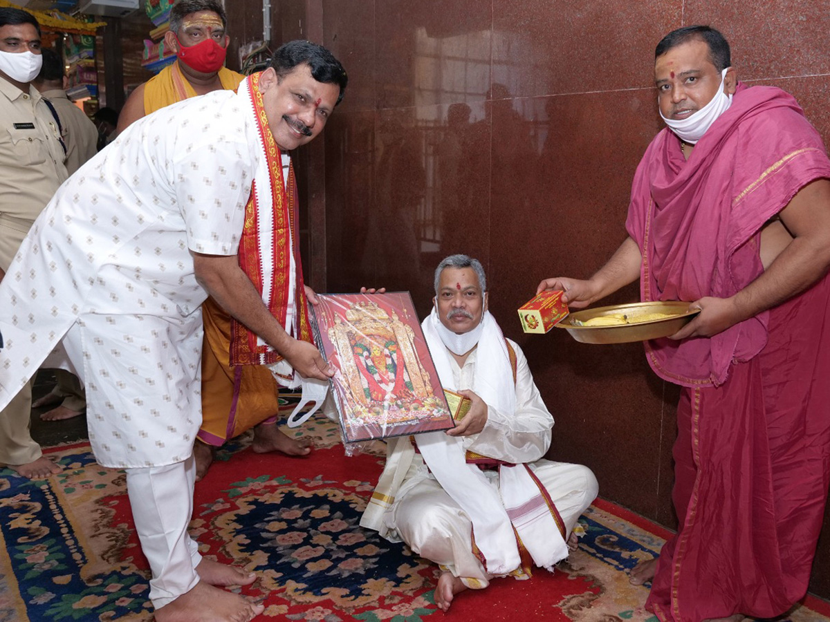 Sri Bala Tripura Sundari Devi Alankaram At Kanaka Durga Temple Photo Gallery - Sakshi12