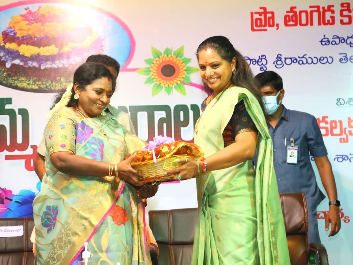 Tamilsai Soundarajan, MLC Kavitha at the Batukamma ceremony Photo Gallery - Sakshi4