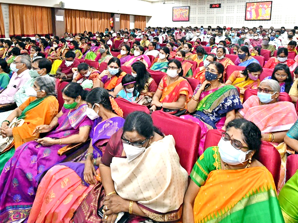 Tamilsai Soundarajan, MLC Kavitha at the Batukamma ceremony Photo Gallery - Sakshi6