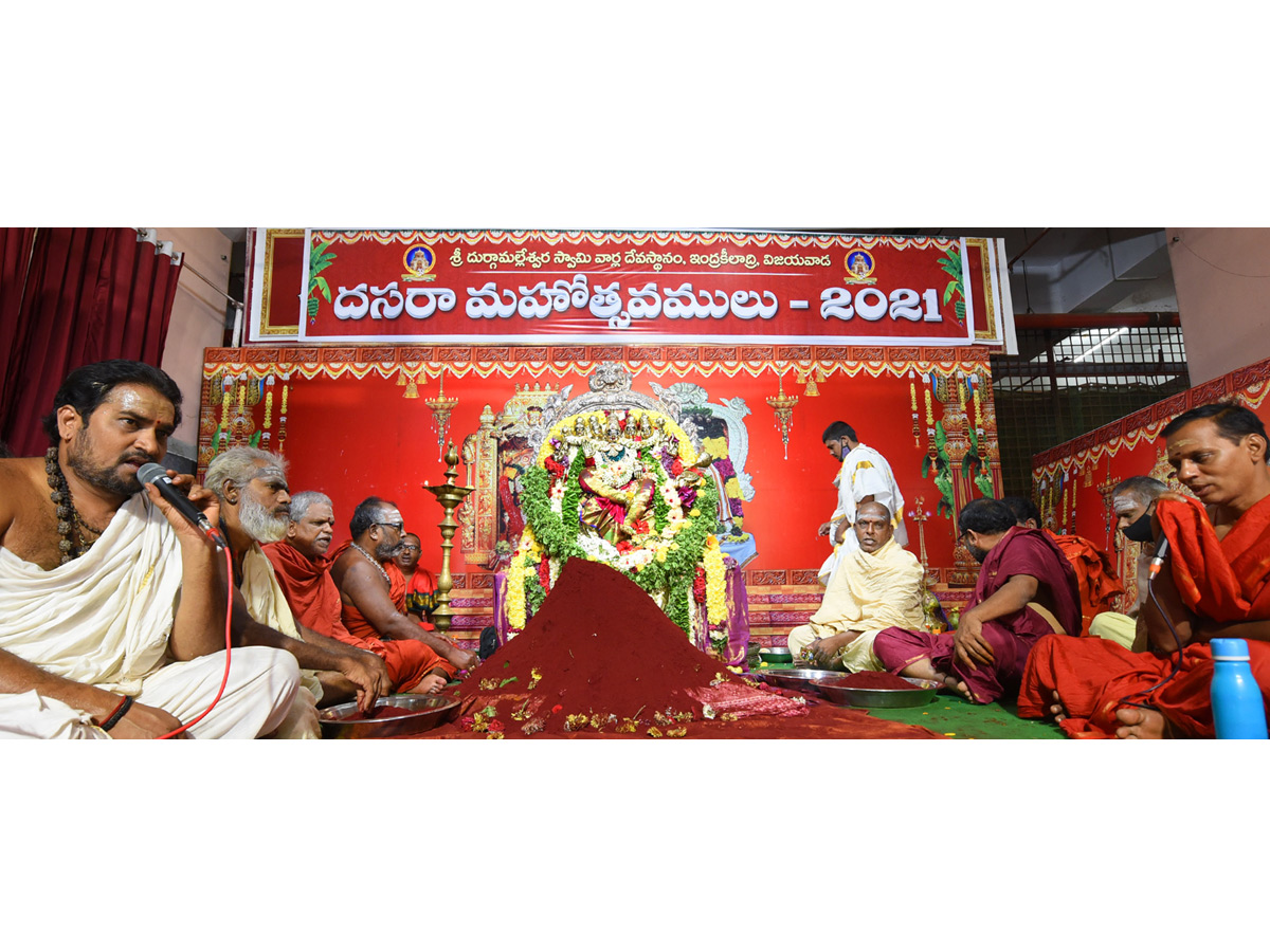 2021 Dussehra celebrations at Kanaka Durga Temple Photo Gallery - Sakshi5