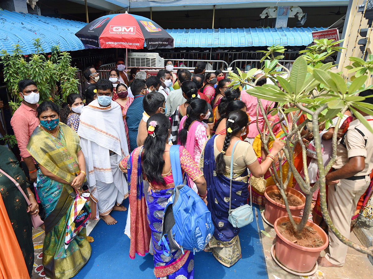 2021 Dussehra celebrations at Kanaka Durga Temple Photo Gallery - Sakshi12