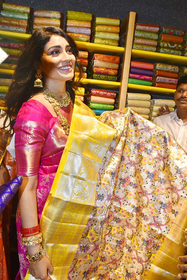 Actress Shriya Saran and Faria Abdullah At Mugdha Store Grand Opening  - Sakshi15