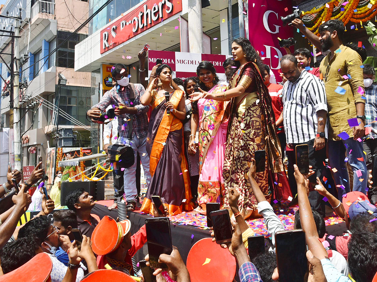 Actress Shriya Saran and Faria Abdullah At Mugdha Store Grand Opening  - Sakshi7