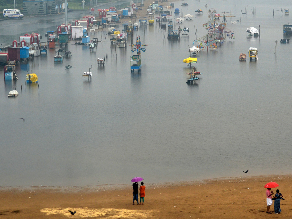 Heavy Rains Lashes Chennai PHoto Gallery - Sakshi11