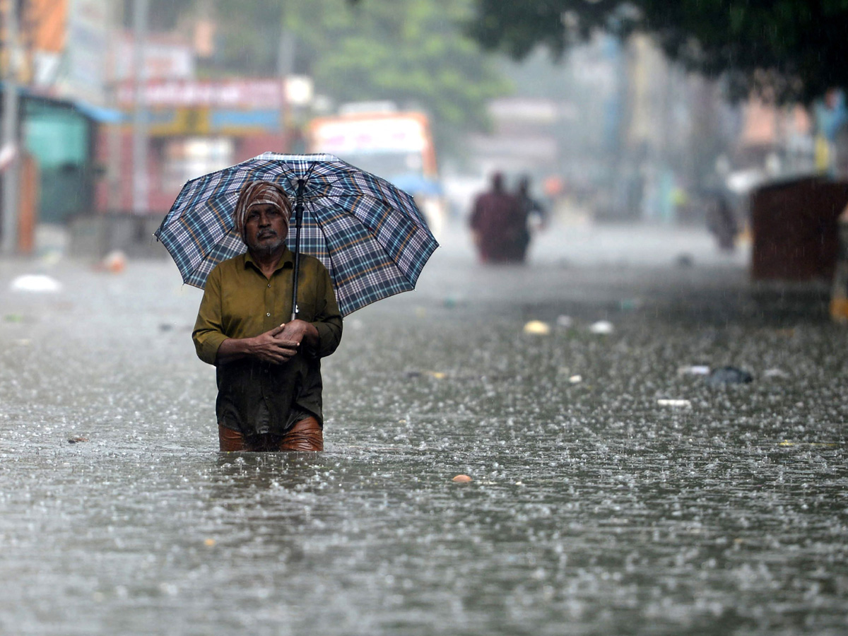 Heavy Rains Lashes Chennai PHoto Gallery - Sakshi15