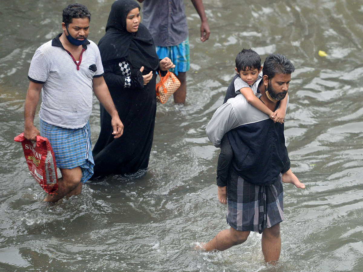 Heavy Rains Lashes Chennai PHoto Gallery - Sakshi16