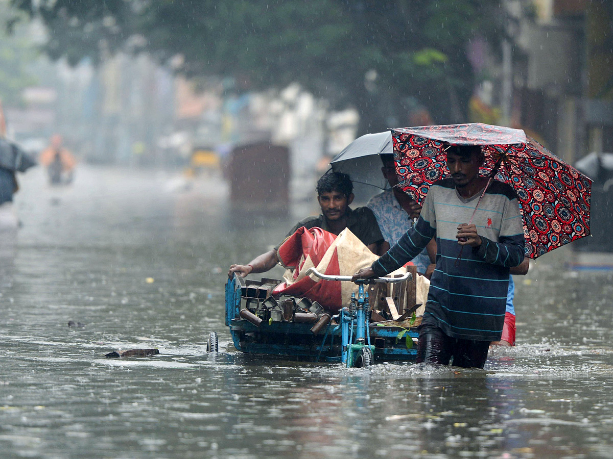 Heavy Rains Lashes Chennai PHoto Gallery - Sakshi17