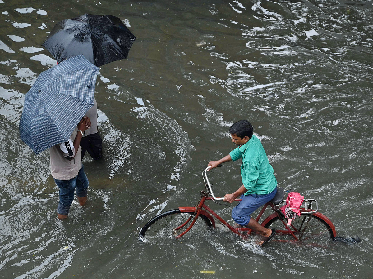 Heavy Rains Lashes Chennai PHoto Gallery - Sakshi18