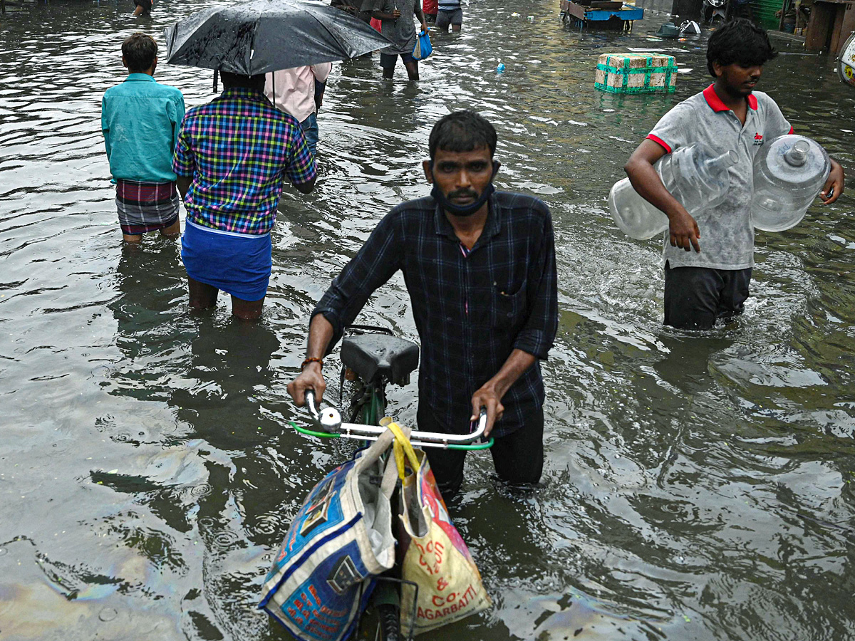 Heavy Rains Lashes Chennai PHoto Gallery - Sakshi19