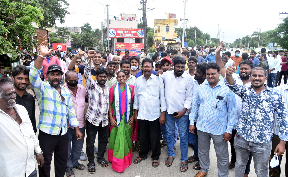 YSRCP Celebrates Municipal Elections Victory - Sakshi9