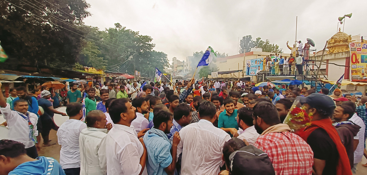 YSRCP Celebrates Municipal Elections Victory - Sakshi25