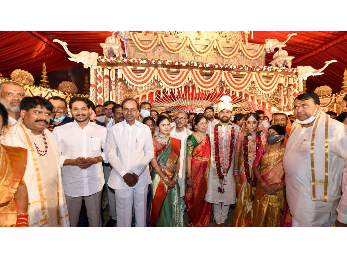 CM YS Jagan & CM KCR Attends Speaker Pocharam Srinivas Reddy Grand Daughter Marriage Photo Gallery - Sakshi3