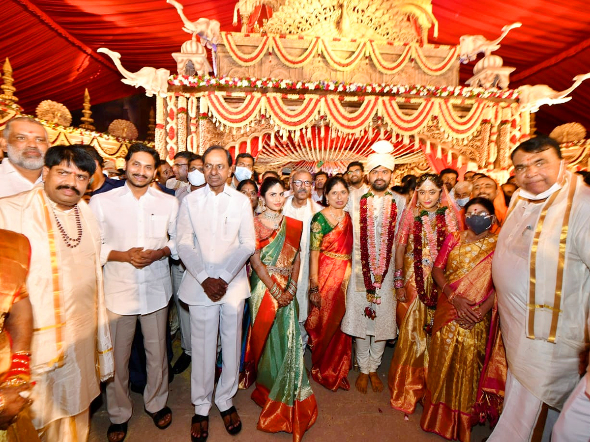 CM YS Jagan & CM KCR Attends Speaker Pocharam Srinivas Reddy Grand Daughter Marriage Photo Gallery - Sakshi4