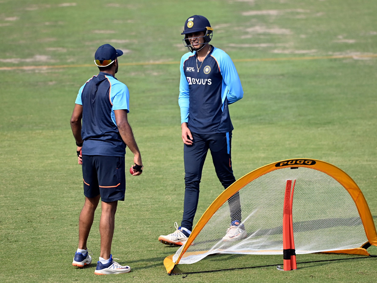 Indian Cricket Team Practice Session at Kanpur Photo Gallery - Sakshi3