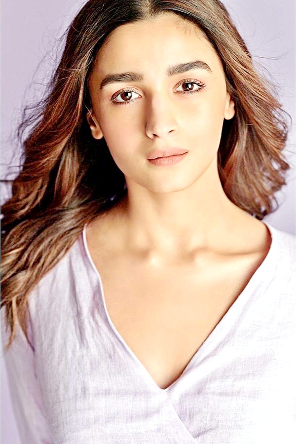 Bollywood Actress Alia Bhatt Photo Gallery - Sakshi10