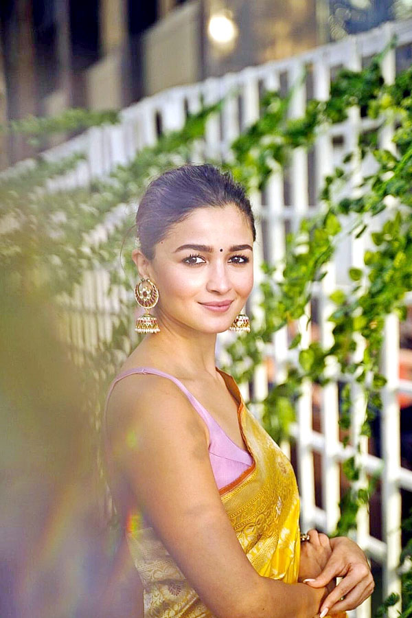 Bollywood Actress Alia Bhatt Photo Gallery - Sakshi18