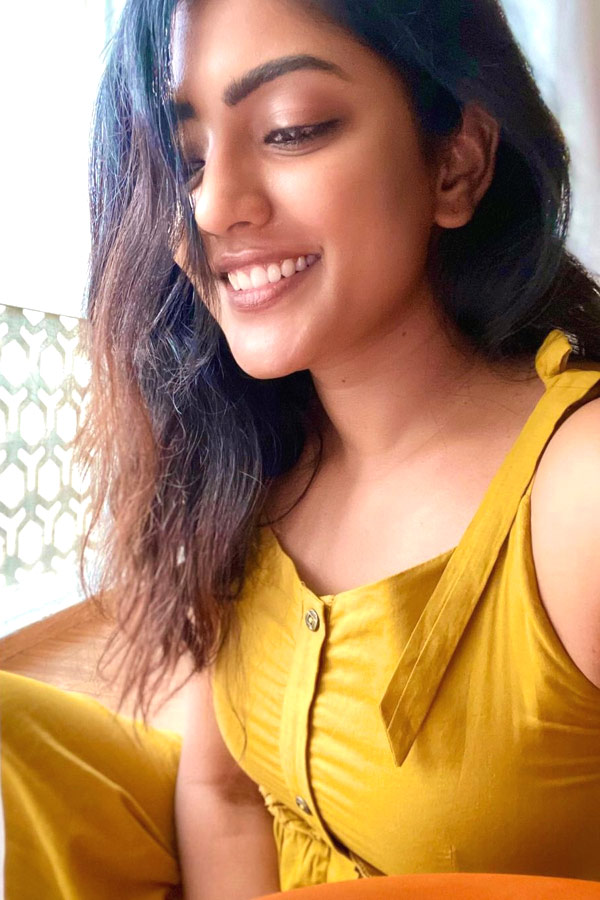 Actress Eesha Rebba Photo Gallery - Sakshi18