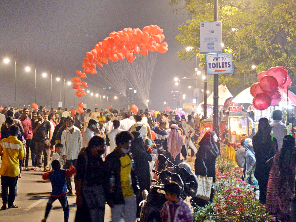 Sunday Funday at Tank Bund And Charminar Photo Gallery - Sakshi7