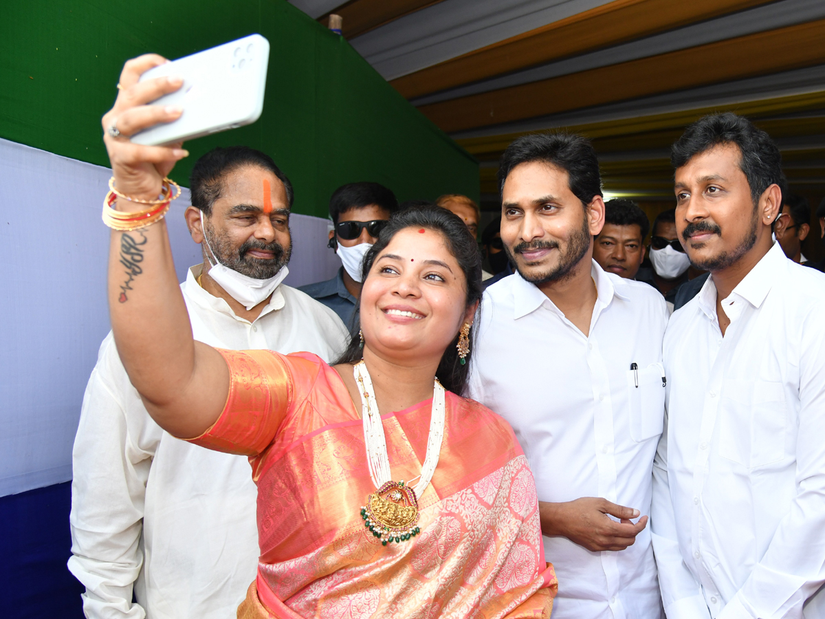 CM YS Jagan heads to Srikakulam as part of Odisha tour Photo Gallery - Sakshi9