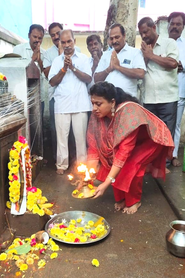 MLA RK Roja Playing Badminton With Her Husband Photo Gallery - Sakshi14